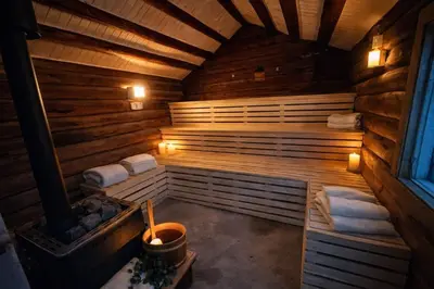 a sauna with two beds in a wooden cabin at Sjarmerende tømmerhytte på gårdstun in Baukål