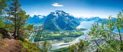 a view of a river with mountains in the background at Hyt leilighet med 2 soverom in Bjorli