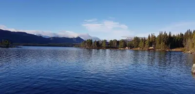 a large lake with trees and mountains in the background at Leilighet på Bekkeli, Beito. in Beitostøl