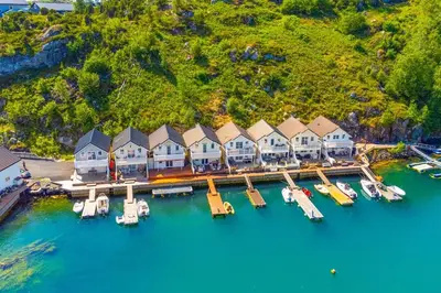 an aerial view of a dock with boats in the water at Rorbu i Gilsvågen - 3 soverom - Båtutleie in Austevoll