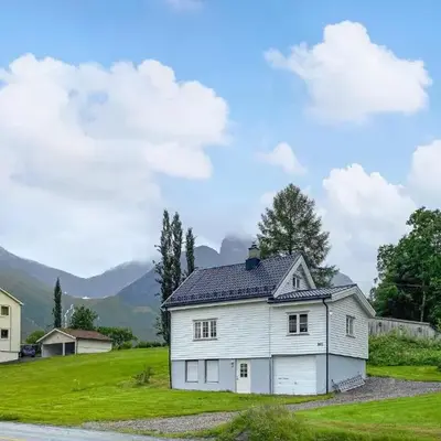 2 Bedroom Lovely Home In Innfjorden