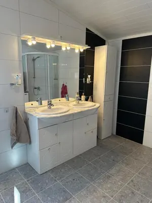 a bathroom with two sinks and a large mirror at Familievennlig fritidsbolig i hjertet av Flå, perfekt for besøk i Bjørneparken in Flå