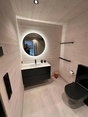 a bathroom with a sink and a mirror at Brattøya sjøstuer in Kristiansund