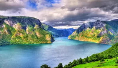 a view of a lake between two mountains at Moderne cityleilighet Sogndal in Sogndal