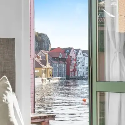 Seaside Apt. Catch Crabs from Your Bedroom Window!
