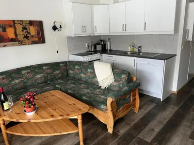a living room with a couch and a table at Rett ved Raudalen Alpinanlegg in Beitostøl