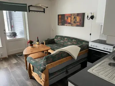 a living room with a couch and a table at Rett ved Raudalen Alpinanlegg in Beitostøl