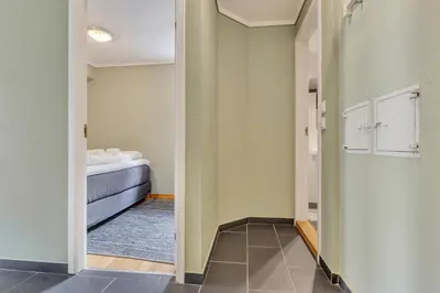 a hallway with a bathroom with a bed and a mirror at Easy Living in Bergen