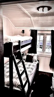 a room with two bunk beds and a window at Hytta for 8 personer skiut/inn in Trysil