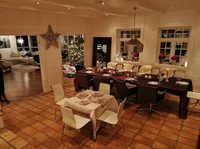 a dining room with a long table and chairs at Fritt beliggende stor enebolig med høy standard in Rjukan