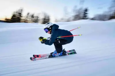 a person is skiing down a snow covered slope at Koselig hytte 10 minutter fra Lillehammer sentrum in Lillehammer
