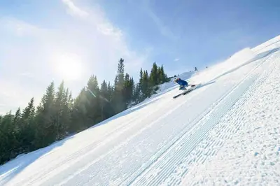 a person is skiing down a snow covered slope at Koselig hytte 10 minutter fra Lillehammer sentrum in Lillehammer