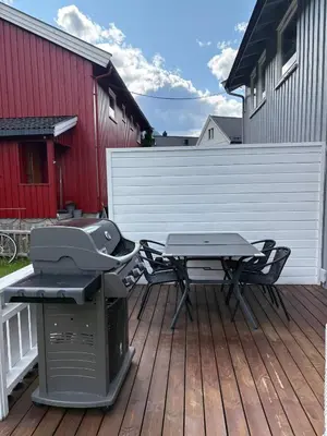 a grill and a picnic table on a deck at Sentrumsnært hus in Rjukan