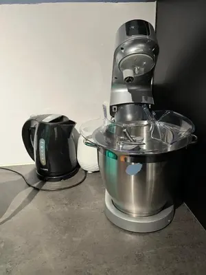 a kitchenaid mixer sitting next to a blender at Sentrumsnært hus in Rjukan