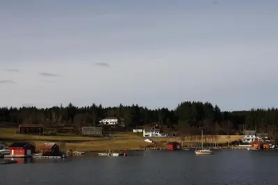 a view of a body of water with houses and boats at Åkviktunet hytte nord in Averoy