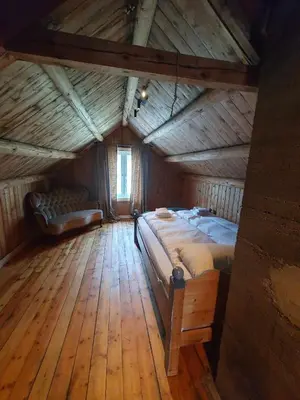 a bedroom with a large bed in an attic at Fagerstrand, storhytte ved Bygdin i Jotunheimen in Beitostøl