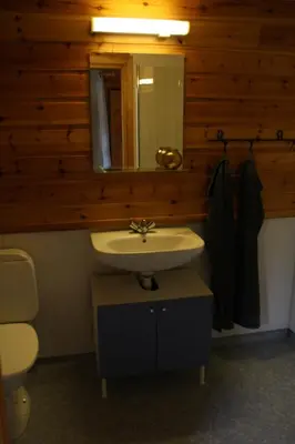 a bathroom with a sink and a mirror at Åkviktunet hytte Sør in Averoy