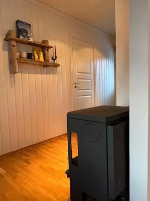 a room with a room with a door and a television at Leilighet i Uvdal med nydelig utsikt in Sønstebø