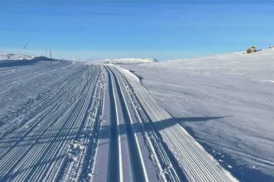 a snow covered road with tracks in the snow at Leilighet i Uvdal med nydelig utsikt in Sønstebø