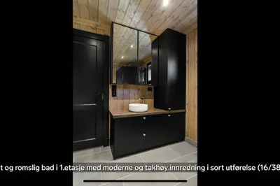 a bathroom with a sink and a mirror at Flott moderne hytte i Holterdalen, 4 soverom, 2 bad, Jacuzzi, garasje in Rauland