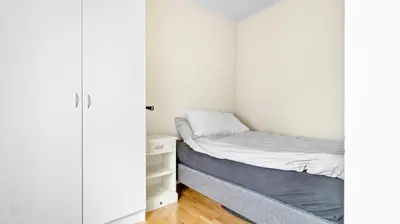 a small bedroom with a bed and a closet at Bergen Sentrum: Koselig leilighet med 2 soverom! in Bergen