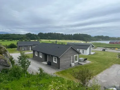 an aerial view of a house with a yard at Moderne feriehus i Bud in Bud