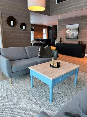 a living room with a couch and a coffee table at Nydelig hytte ved Voss Ski og Tursenter in Giljane
