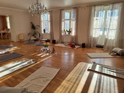 a living room with yoga mats on the floor at Hurdal Gjestegård in Hurdal