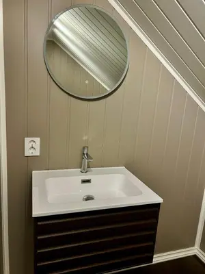 a bathroom with a sink and a mirror at Magnar in Etnesjøen