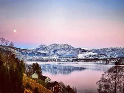 a view of a lake with snow covered mountains at Magnar in Etnesjøen