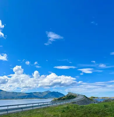 a road next to a body of water at Fjord-Holiday-Lodge mit atemberaubendem Panorama in Åfarnes