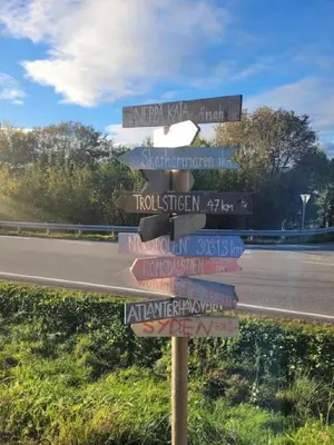 a street sign on the side of a road at Fjord-Holiday-Lodge mit atemberaubendem Panorama in Åfarnes