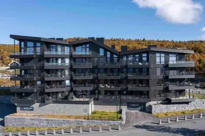 an apartment building with a lot of windows at Riddertunets utsikt til Slettefjell in Beitostøl