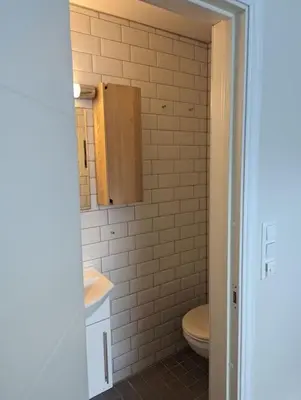 a bathroom with a toilet and a sink at Leilighet sentralt i Stryn in Stryn