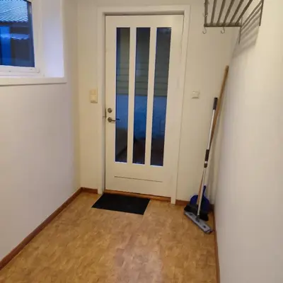 a room with a door and a mop at Lillehammer, Gjøvik pâ 2836 Biri apartments in Biri