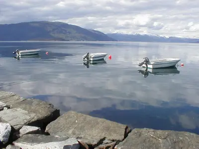 two boats sitting in the water on a lake at Fjordhytte-2 am Hardangerfjord, grandioses Fjordpanorama, 20 PS Motorboot mietbar! in Ænes