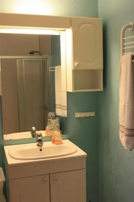 a bathroom with a sink and a mirror at Fjordhytte-17 in Norwegen direkt am Fjord, mit mietbaren 9,9 PS bis 60 PS Motorbooten in Bjordal