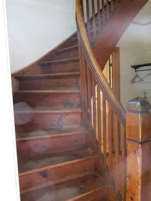 a wooden staircase in a house with wooden floors at Fjordhytte-17 in Norwegen direkt am Fjord, mit mietbaren 9,9 PS bis 60 PS Motorbooten in Bjordal
