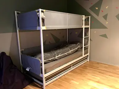 two bunk beds in a room with a green wall at Pen leilighet i Trondheim in Trondheim