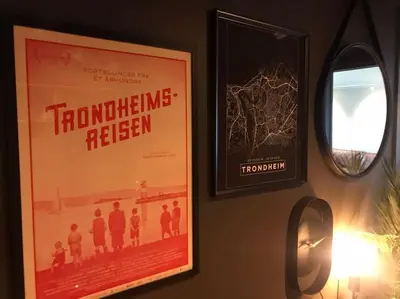a picture of a movie hanging on a wall at Pen leilighet i Trondheim in Trondheim