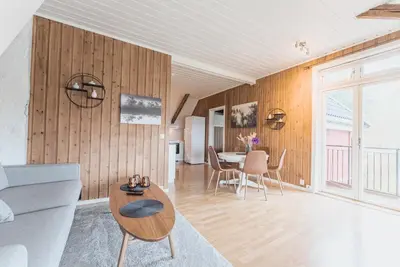 a living room with a couch and a table at Toppleilighet i sentrum av Lillehammer in Lillehammer