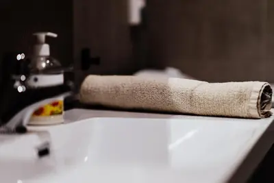 a roll of toilet paper sitting on top of a counter at Toppleilighet i sentrum av Lillehammer in Lillehammer
