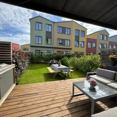 Modern 4 bedroom townhouse with garden and indoor car park