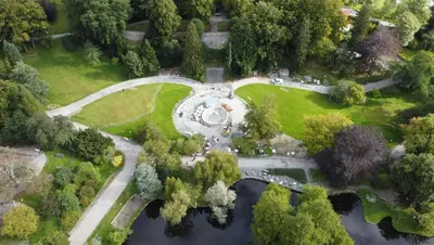 an aerial view of a park with a pond at Moderne leilighet midt i hjertet av Bergen Sentrum in Bergen