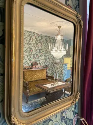 a mirror reflection of a table in a room at Jugend 1902 in Ålesund