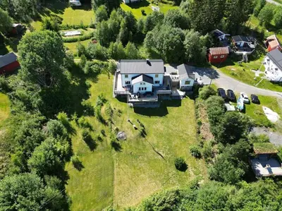 an aerial view of a large house with a yard at Skarnsundet apartment in Venneshamn