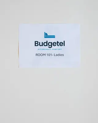 a logo for a room labels at BUDGETEL- Kong Oscarsgate 48 in Bergen
