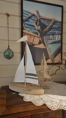 a toy boat sitting on top of a wooden table at Feriehus i Lærdal in Mjeldo
