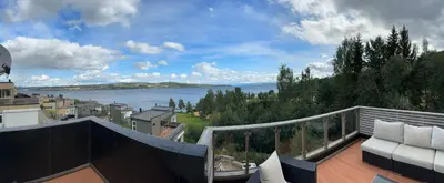 a balcony with a view of a body of water at Moderne og familievennlig bolig, nær populær strand ved Mjøsa in Gjøvik