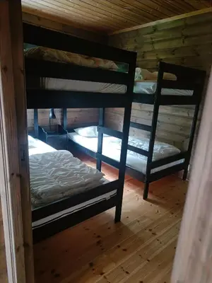 a room with two bunk beds in a cabin at Hytte i Myrkdalen in Helgatun